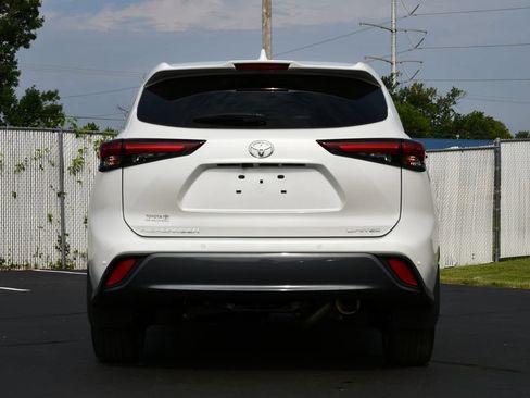 Used 2024 Toyota Highlander Limited FWD image 6