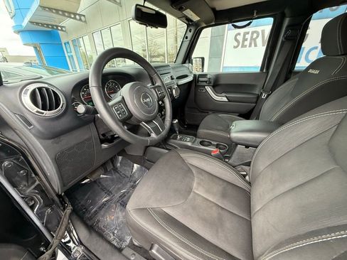 Used 2016 Jeep Wrangler Unlimited Sahara w/ Connectivity Group AWD/4WD image 14