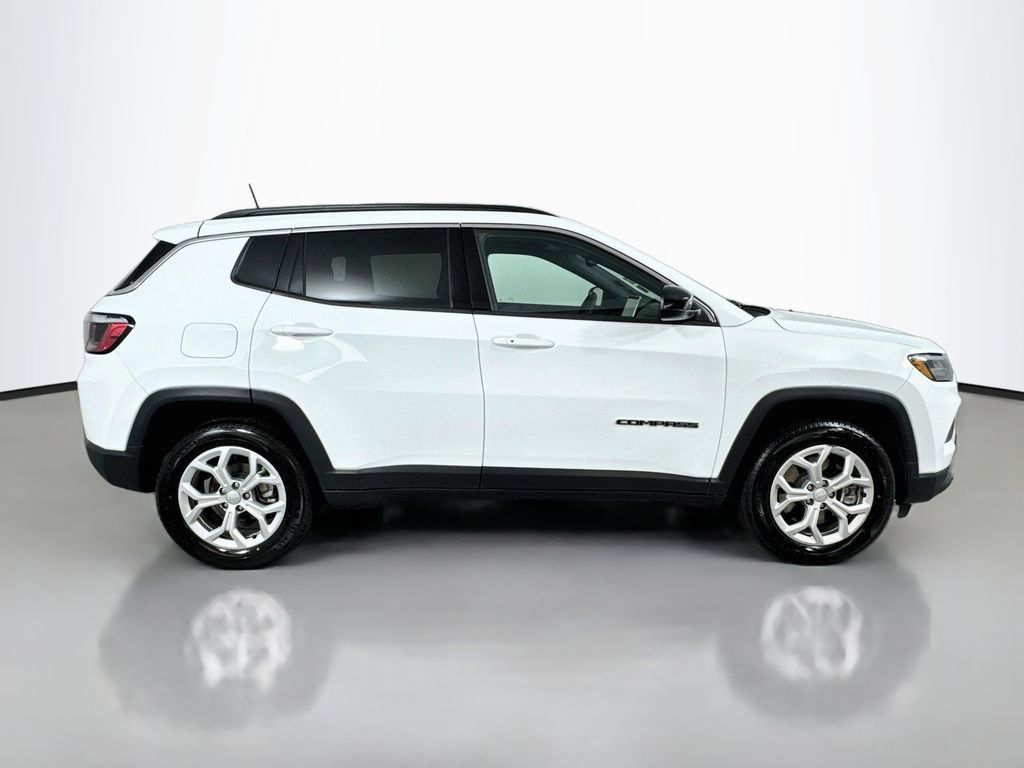 Used 2024 Jeep Compass Latitude AWD/4WD image 5