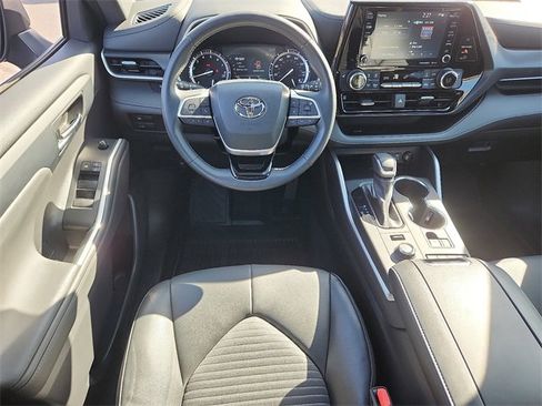 Used 2022 Toyota Highlander XSE image 11