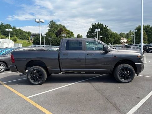 New 2026 RAM 2500 Laramie AWD/4WD image 9