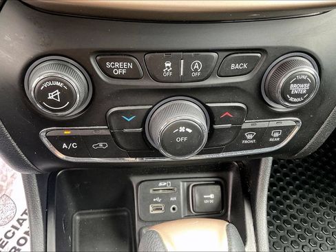 Used 2017 Jeep Cherokee Latitude w/ Safety/Convenience Group FWD image 36