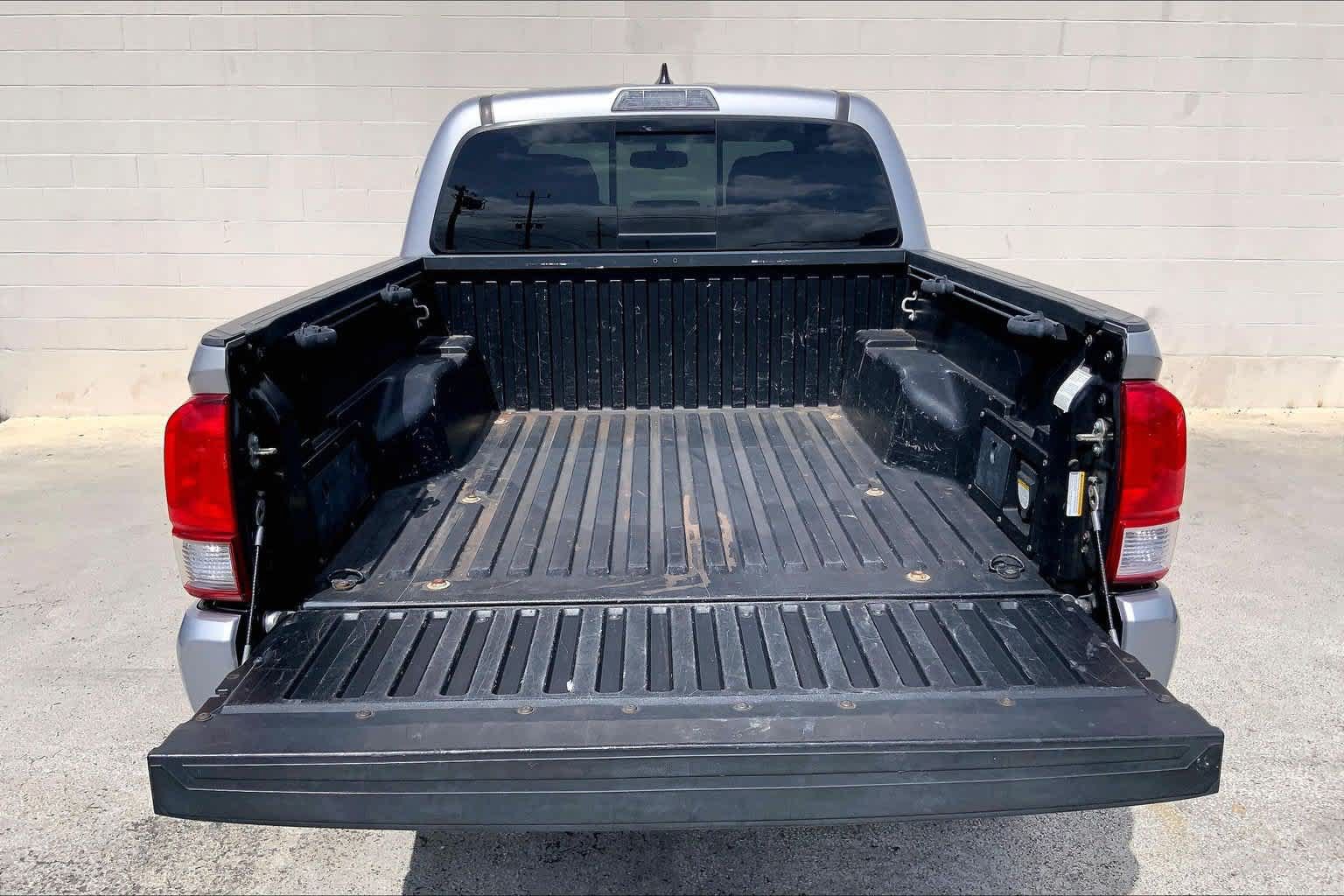 Used 2017 Toyota Tacoma 2WD Double Cab image 18