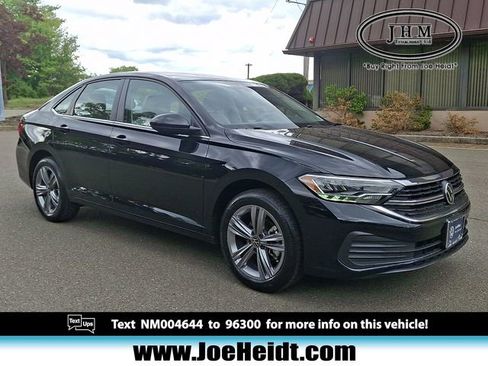 Used 2022 Volkswagen Jetta SE w/ Panoramic Sunroof Package FWD image 1
