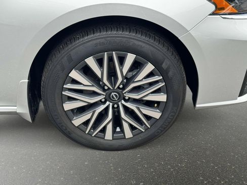 Used 2024 Nissan Altima 2.5 SV AWD/4WD image 6