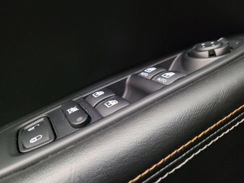 Used 2018 Jeep Compass Latitude w/ Popular Equipment Group FWD image 27
