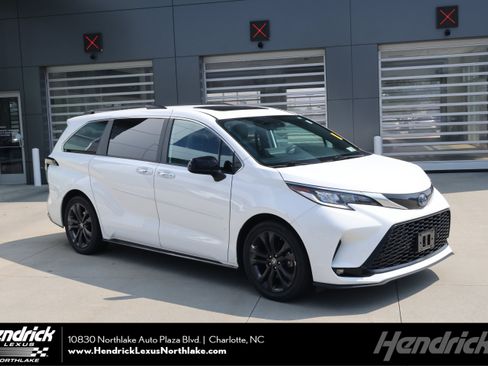 Used 2023 Toyota Sienna XSE w/ XSE Plus Package FWD image 1