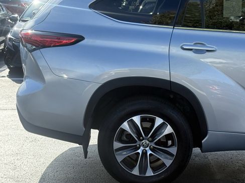 Certified 2022 Toyota Highlander XLE image 8