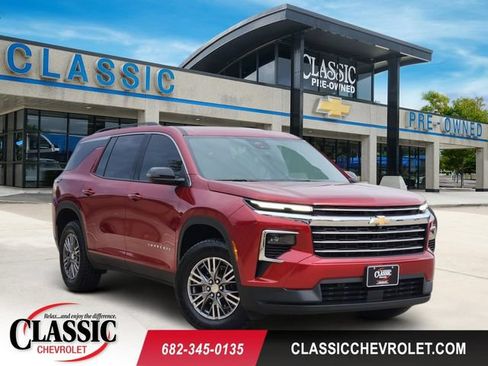Used 2025 Chevrolet Traverse LT w/ Driver Confidence Package FWD image 1