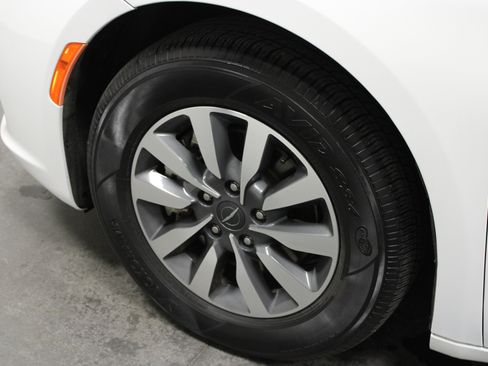 Used 2024 Chrysler Pacifica Limited FWD image 10