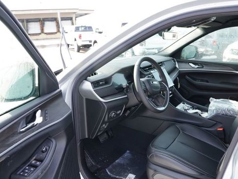 New 2025 Jeep Grand Cherokee Limited w/ Black Appearance Package AWD/4WD image 10