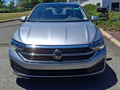 Used 2023 Volkswagen Jetta SE FWD image 2