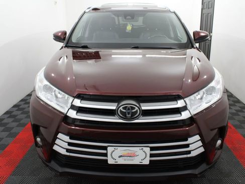 Used 2017 Toyota Highlander XLE image 3