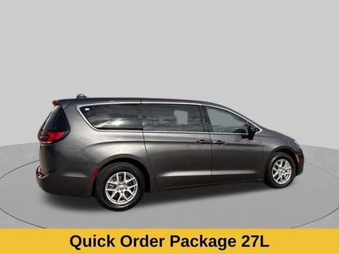 Used 2023 Chrysler Pacifica Touring-L FWD image 5