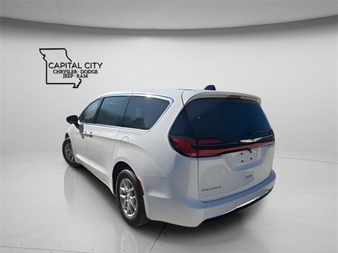 New 2026 Chrysler Pacifica Select image 7