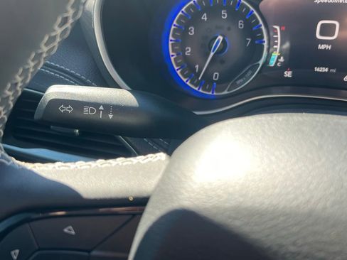 Used 2024 Chrysler Pacifica Limited w/ S Appearance Package image 31