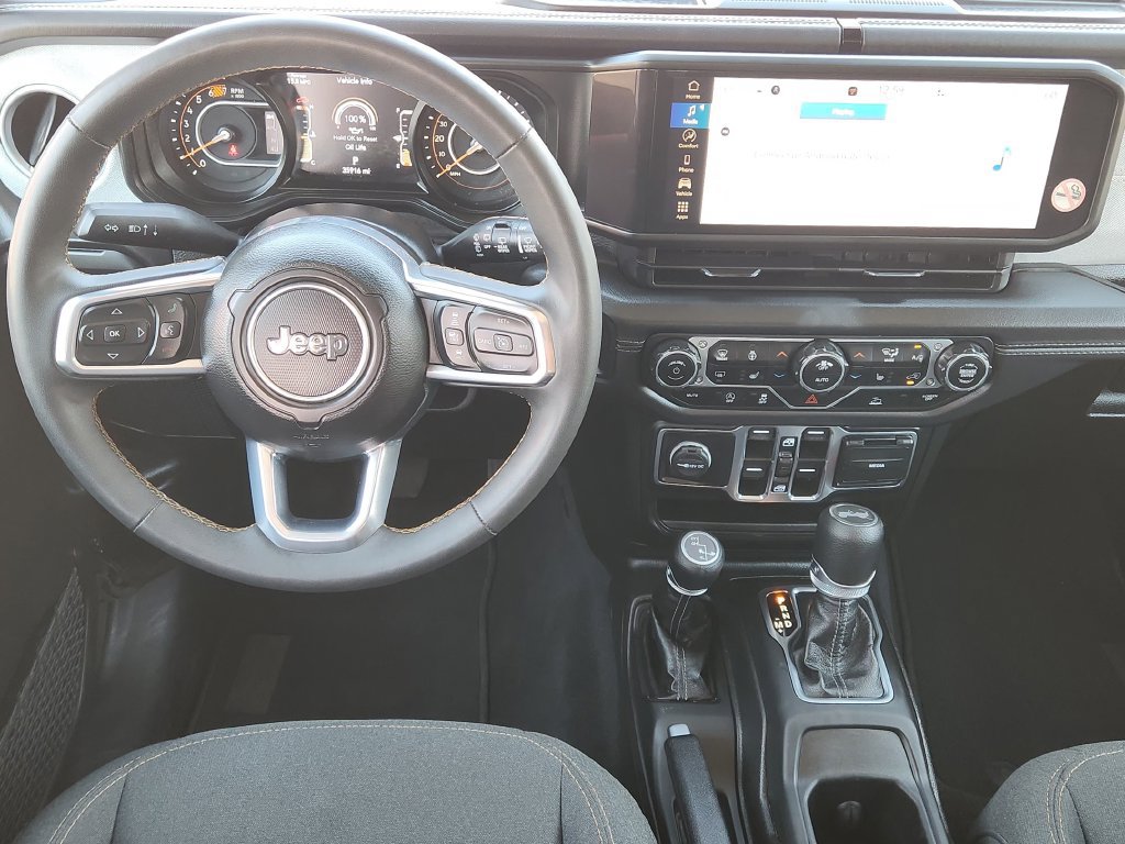 Used 2025 Jeep Wrangler Unlimited Sahara AWD/4WD image 26