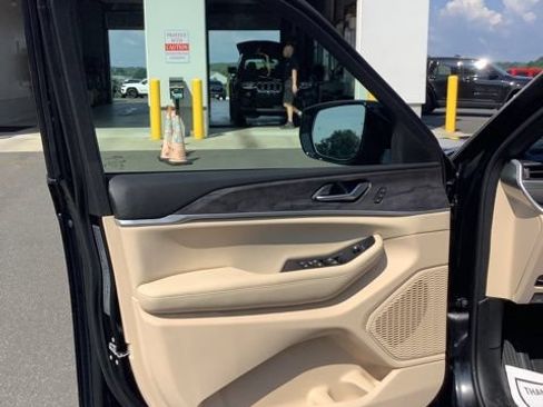 Certified 2025 Jeep Grand Cherokee Limited AWD/4WD image 15