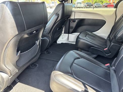 Used 2023 Chrysler Pacifica Touring-L FWD image 18