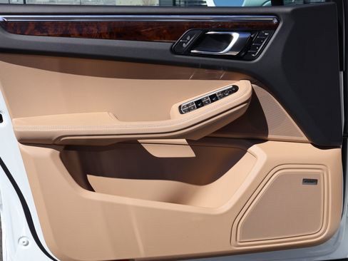New 2026 Porsche Macan image 13