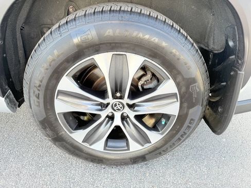 Used 2022 Toyota Highlander XLE image 27