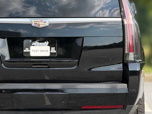 Used 2018 Cadillac Escalade Premium Luxury RWD image 17