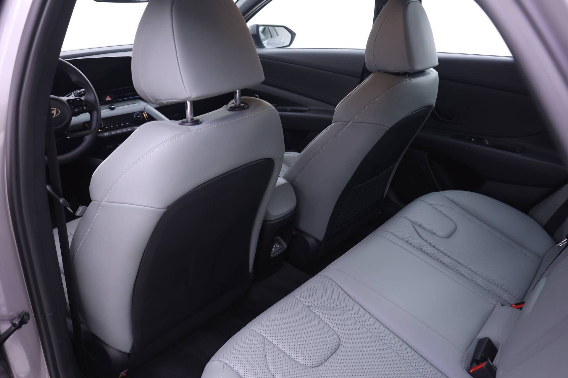 Used 2025 Hyundai Elantra Limited FWD image 11