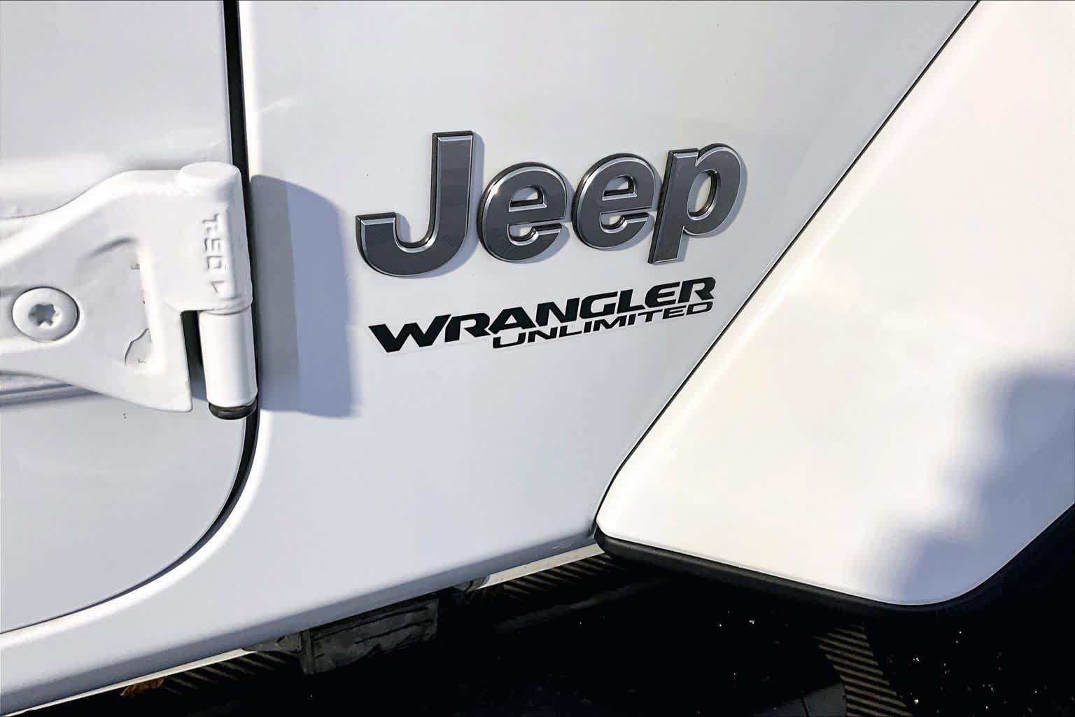 Used 2018 Jeep Wrangler Unlimited Sahara w/ Dual Top Group AWD/4WD image 10
