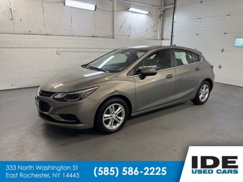 Used 2017 Chevrolet Cruze LT w/ Convenience Package FWD image 1