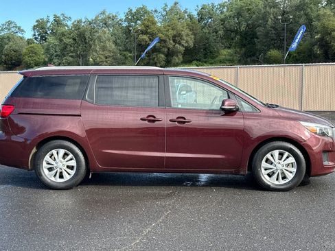 Used 2017 Kia Sedona LX w/ LX Essentials Premium Package FWD image 2