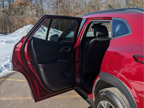 Used 2025 Chevrolet Trax LT w/ LT Convenience Package image 10