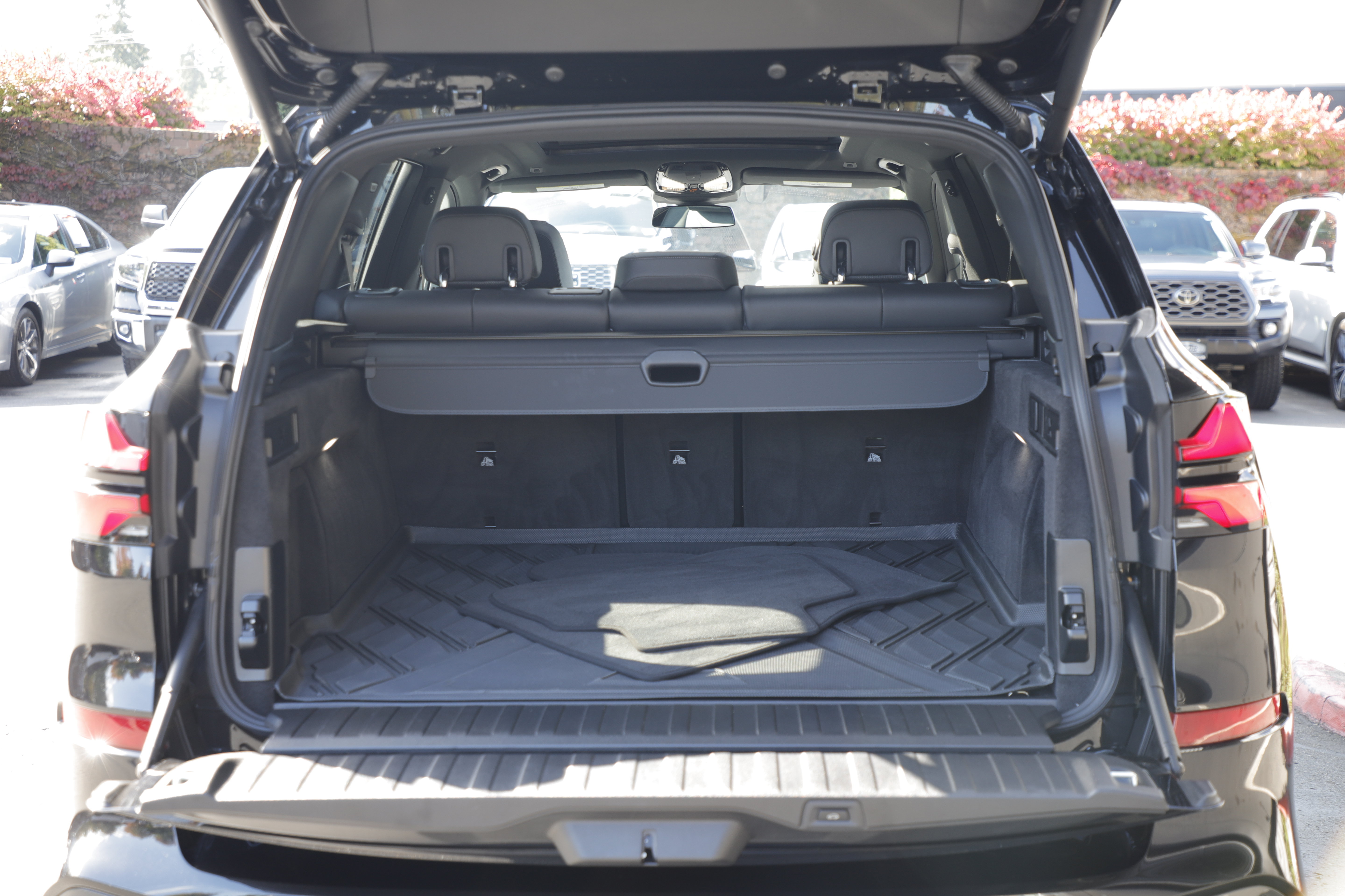 Used 2025 BMW X5 xDrive40i w/ M Sport Package AWD/4WD image 16