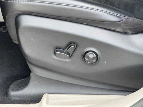 Used 2023 Chrysler Pacifica Touring-L FWD image 10
