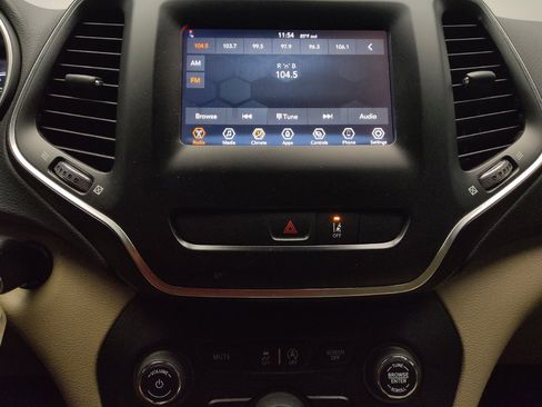 Used 2021 Jeep Cherokee Latitude FWD image 25