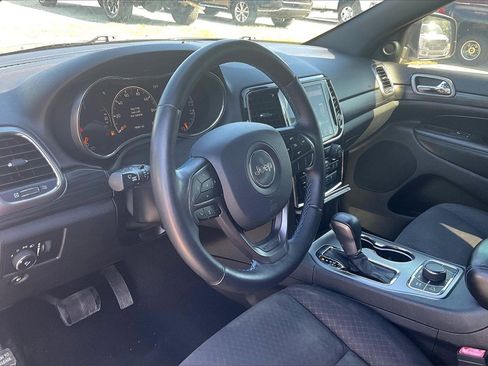 Used 2019 Jeep Grand Cherokee Laredo image 13