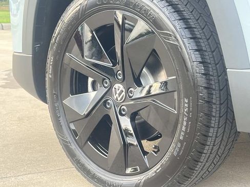 New 2026 Volkswagen Taos SE FWD image 6