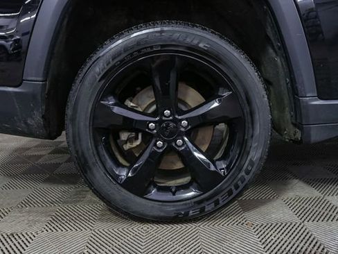 Used 2023 Jeep Grand Cherokee L Laredo image 15