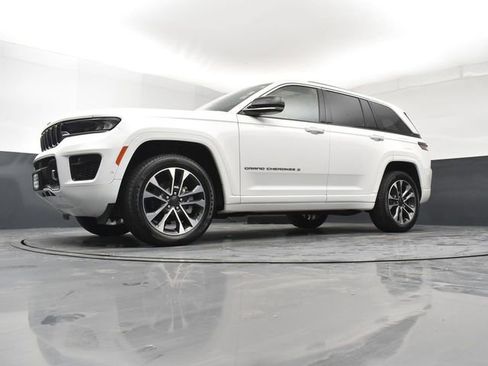 Used 2023 Jeep Grand Cherokee Overland w/ Luxury Tech Group IV AWD/4WD image 21
