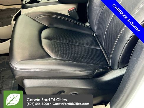 Used 2024 Chrysler Pacifica Touring-L image 23
