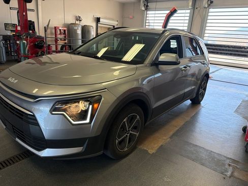 Used 2023 Kia Niro EX FWD image 4