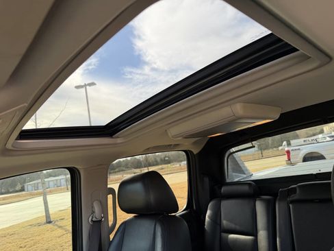 Used 2012 Chevrolet Avalanche LTZ image 12