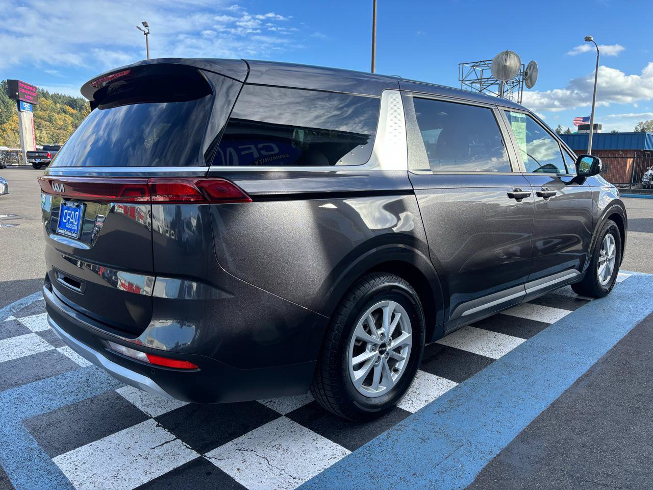 Used 2023 Kia Carnival LX FWD image 5