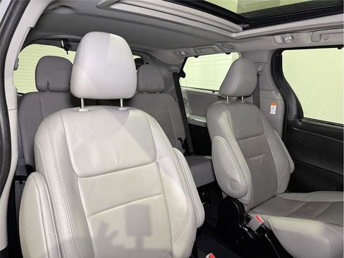 Used 2017 Toyota Sienna Limited Premium image 28
