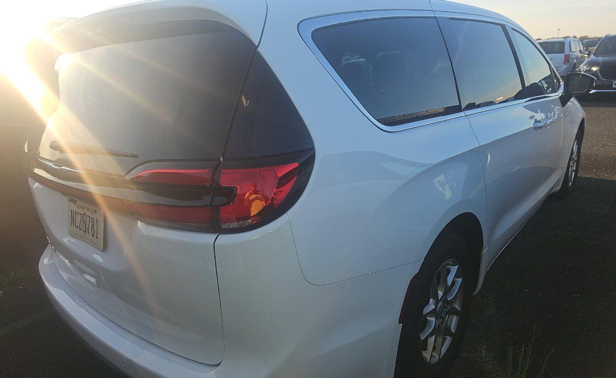 Used 2026 Chrysler Pacifica Select FWD image 4