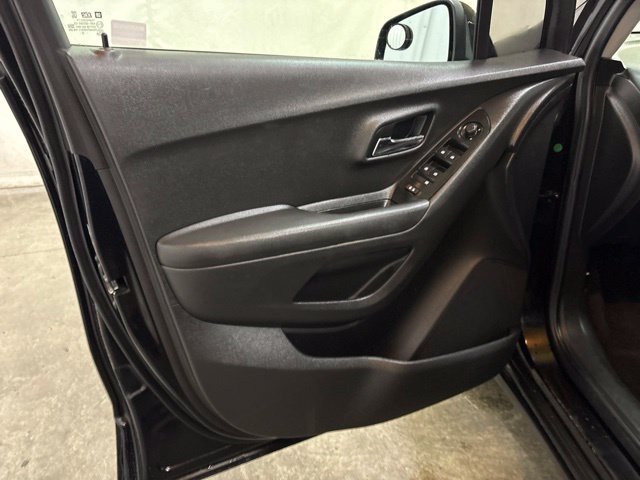 Used 2021 Chevrolet Trax LT w/ Midnight Edition FWD image 25