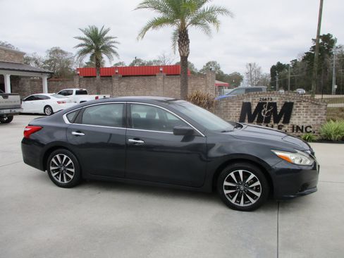 Used 2017 Nissan Altima 2.5 SV image 3