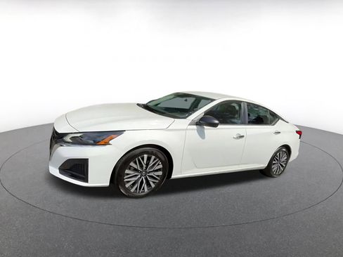 Used 2025 Nissan Altima 2.5 SV image 8