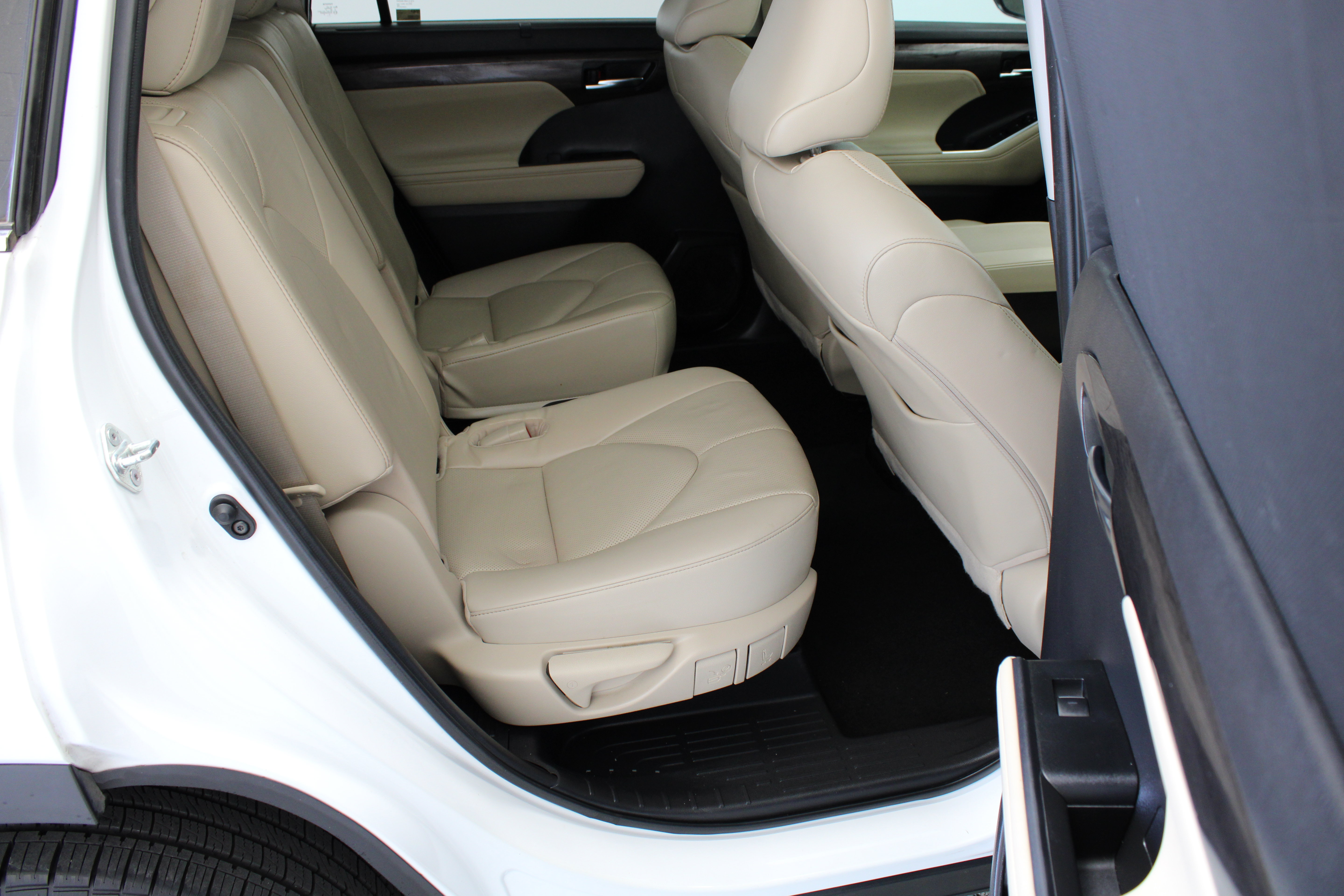 Used 2023 Toyota Highlander Limited FWD image 38
