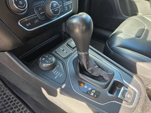 Used 2019 Jeep Cherokee Trailhawk AWD/4WD image 16