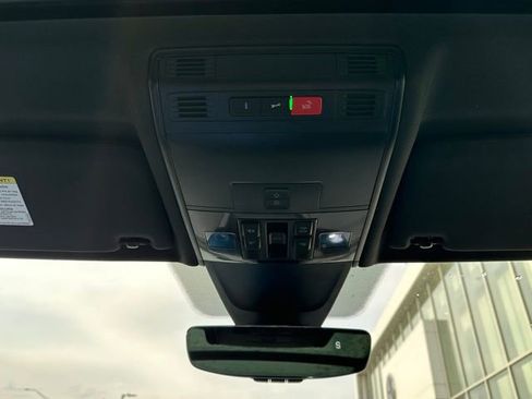 Certified 2022 Volkswagen Tiguan SE R-Line image 39